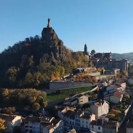 2 Pièces Au Pied De La Cathédrale, Lumineux Et Inclus, Idéalement Situé En Centre-ville. - Fr-1-582-379 * Le Puy-en-Velay