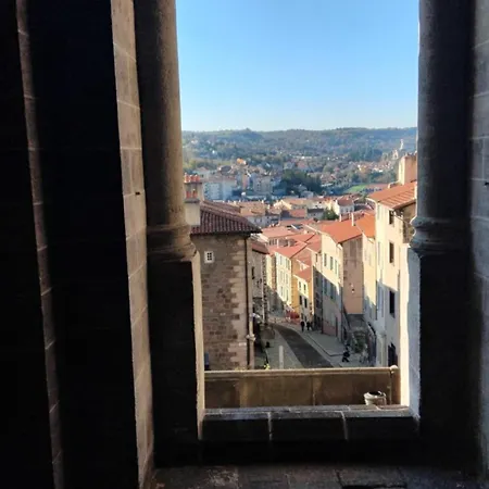 2 Pieces Au Pied De La Cathedrale, Lumineux Et Inclus, Idealement Situe En Centre-ville. - Fr-1-582-379 * Le Puy-en-Velay