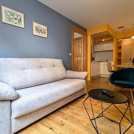 2 Pièces Au Pied De La Cathédrale, Lumineux Et Inclus, Idéalement Situé En Centre-ville. - Fr-1-582-379